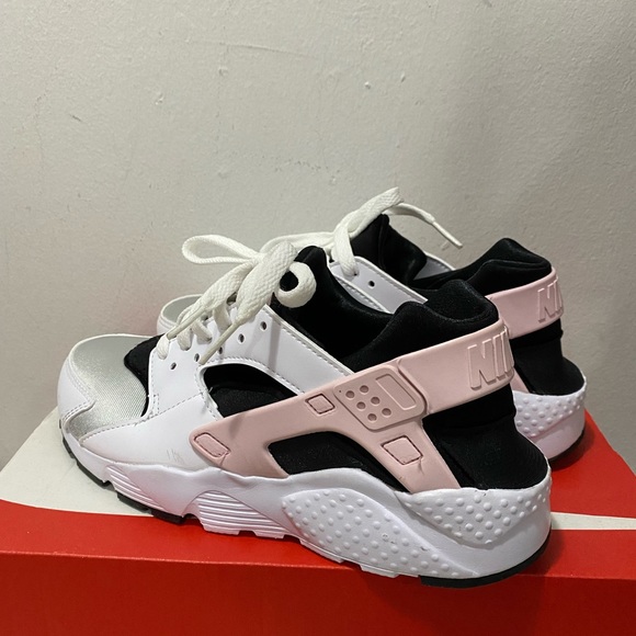 BNIB Nike Huarache size 5.5Y (fits 5.5-6W) - Picture 2 of 4